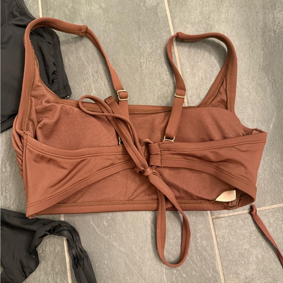 Kona Sol Bikini Tops and Bottoms - 5 Pieces - 3 tops D/DD, 2 bottoms MEDIUM - Picture 3 of 5